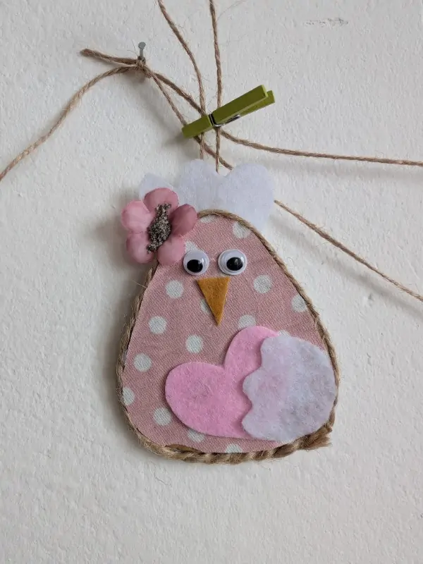 Velikonoční dekorace slepička se srdíčkem na pověšení, růžová.