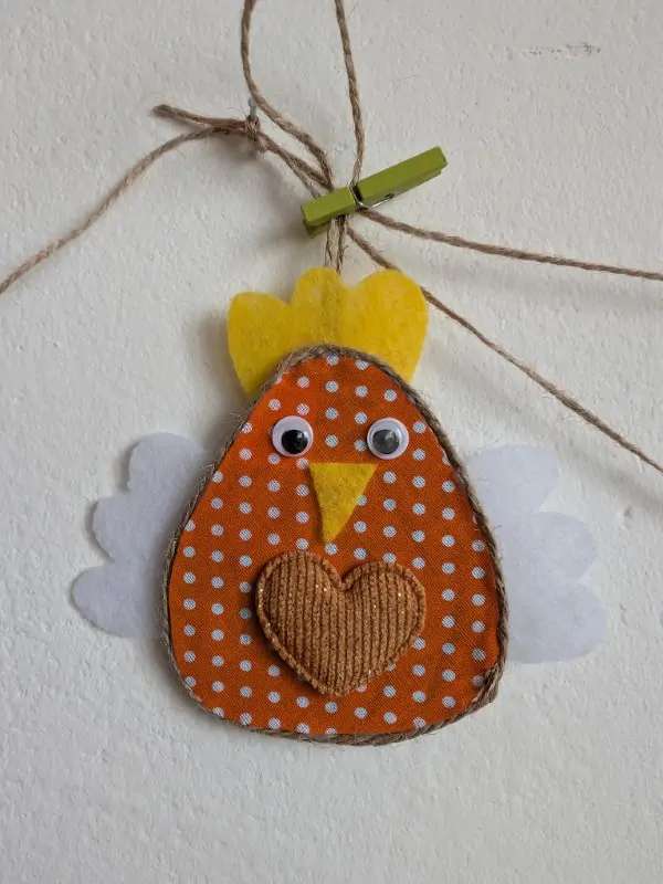 Velikonoční dekorace slepička se srdíčkem na pověšení, oranžová.